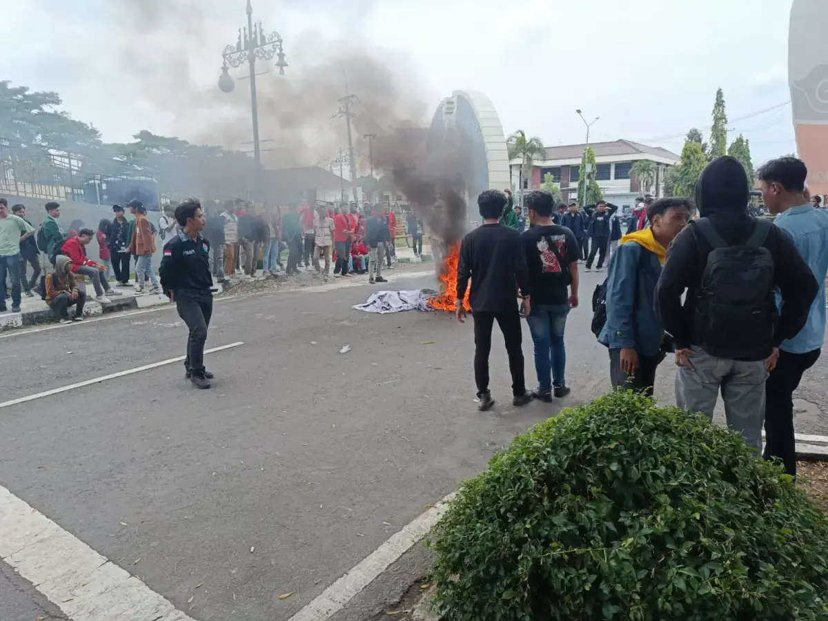 Lima Mahasiswa Diamankan saat Demo Ricuh di DPRD, Kritisi Buruknya Infrastruktur dan Pelayanan Publik di Kabupaten Cirebon