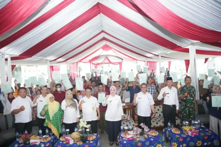 Wujud Kepastian Hukum, Pemkab Cirebon Berikan 542 Sertifikat Tanah Gratis dalam Peringatan Hari Jadi