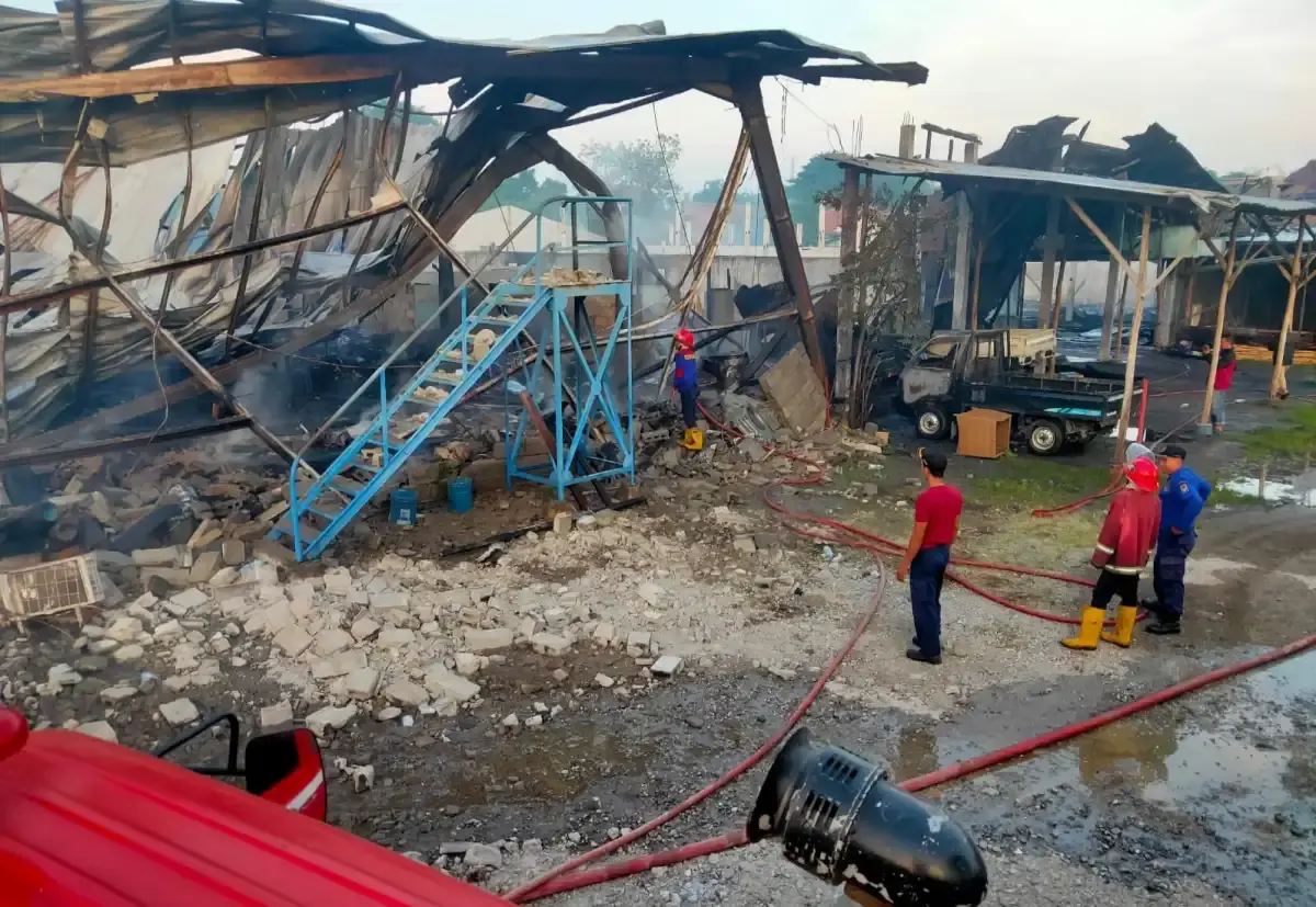 Pabrik Rotan di Cirebon Terbakar, 7 Kendaraan dan Barang Siap Ekspor Ludes