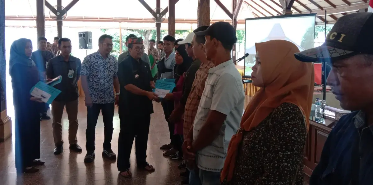 Pemkab Cirebon Salurkan Bantuan untuk PMI, Bupati Imron Tekankan Pentingnya Proses Resmi