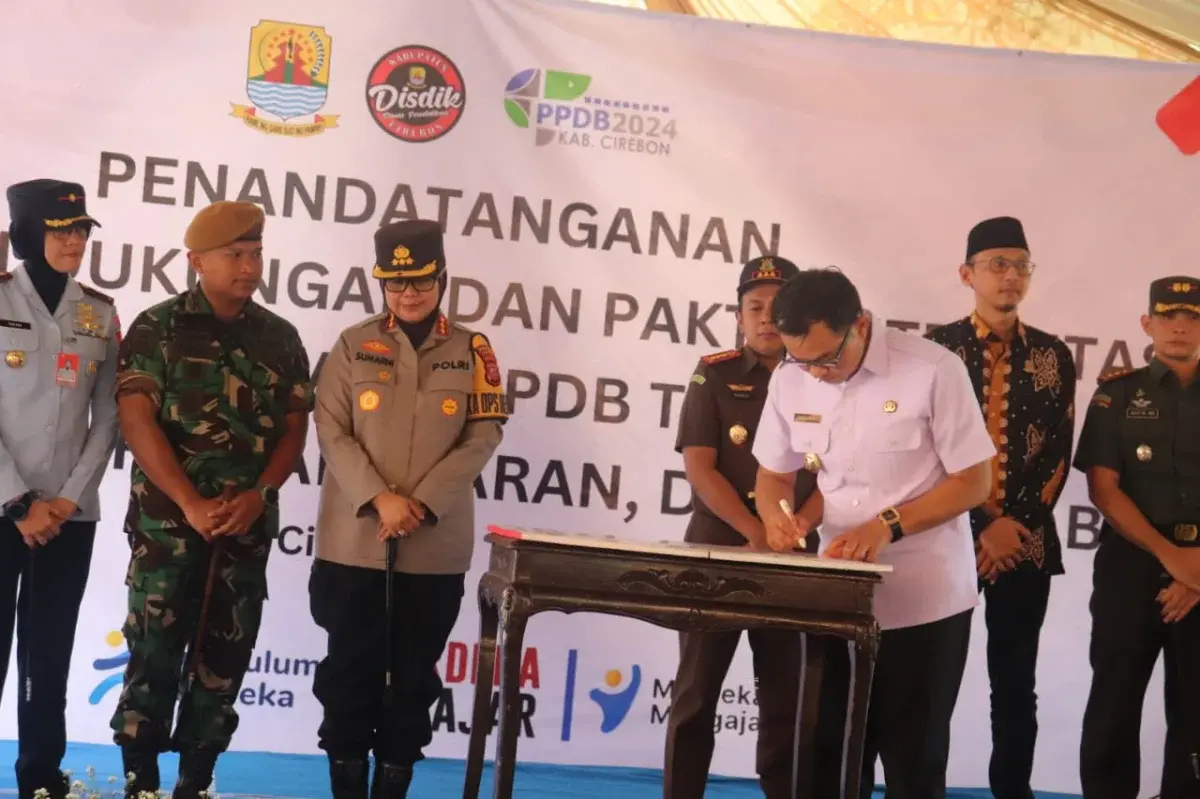 Pj Bupati Cirebon Berkomitmen Jujur dan Berkeadilan dalam PPDB 2024, Forkopimda Teken Komitmen di SMP Negeri 1 Sumber