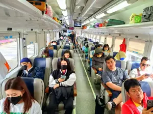 KAI Daop 3 Cirebon Jalankan Kereta Tambahan Sambut Long Weekend Iduladha