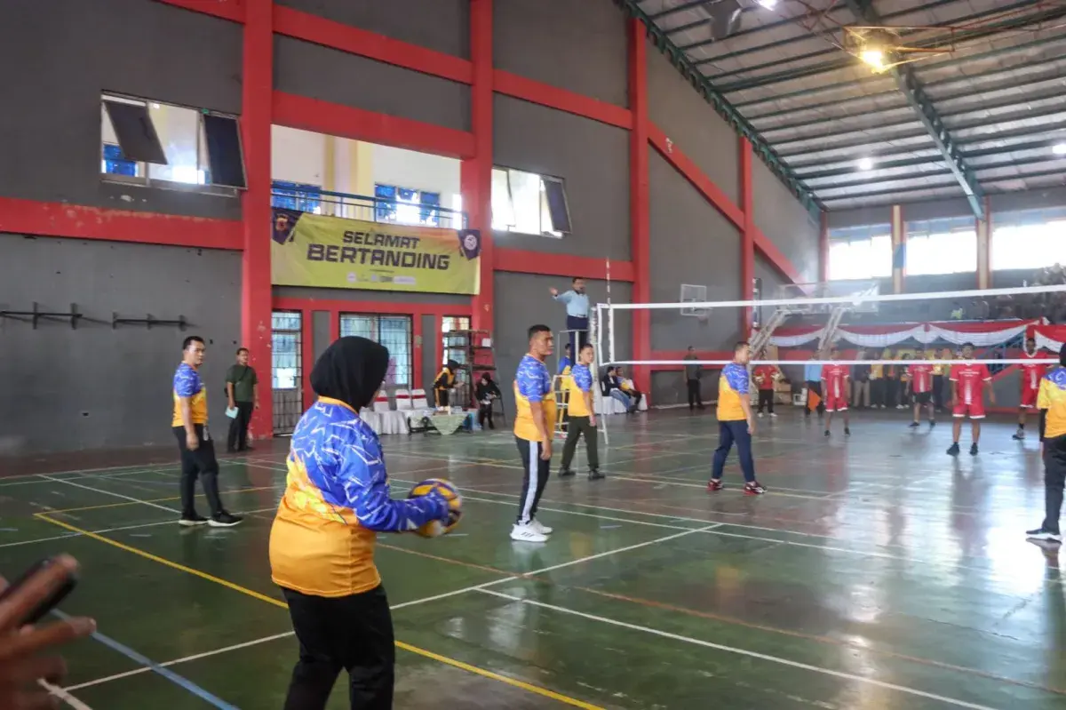 Meriahkan HUT Bhayangkara Ke-78, Jurnalis Cirebon Vs Forkopimda Berlangsung Ketat di Laga Bola Voli Eksebisi