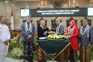 Rapat Paripurna Gunakan Bebasan, Pj Wali Kota Sampaikan Capaian dan Launching Kamus Bahasa Cirebon 