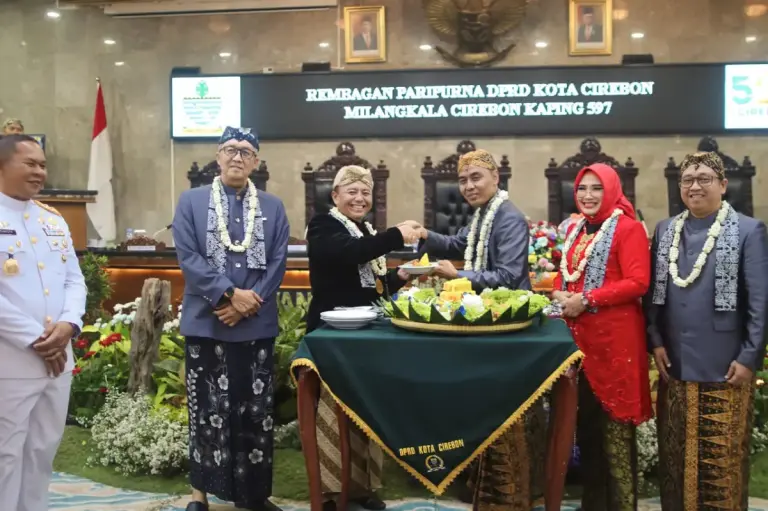 Rapat Paripurna Gunakan Bebasan, Pj Wali Kota Sampaikan Capaian dan Launching Kamus Bahasa Cirebon 
