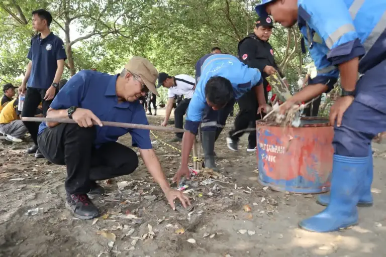 Penanaman 10 Ribu Mangrove, Cegah Abrasi dan Tingkatkan Potensi Wisata Bahari