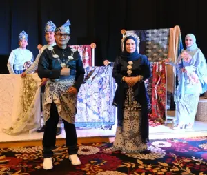 Pesona Batik Cirebon Memikat di Peragaan Wastra Jabar 2024