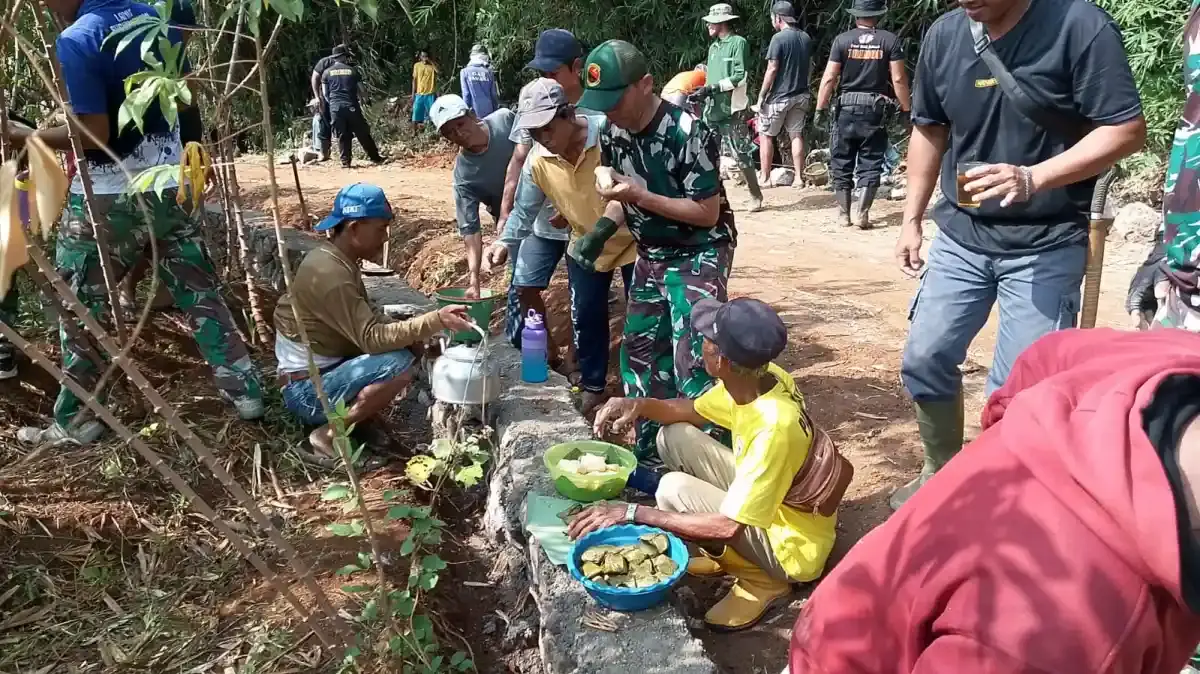 Kedekatan TNI dan Warga Kubang Kian Harmoni dalam Pembangunan Desa di TMMD ke-121