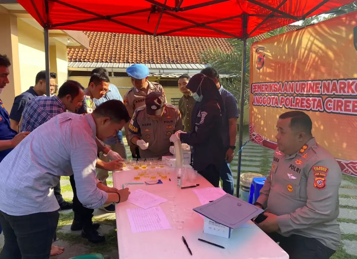 Tanpa Pemberitahuan, Personel Satnarkoba Polresta Cirebon Jalani Tes Urine