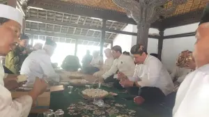 Keraton Kasepuhan Lestarikan Tradisi Apeman