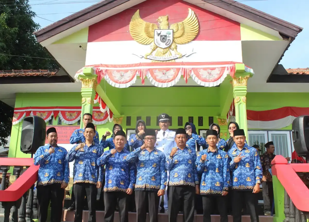 Momen Haru Warga Desa Kubang Saat Berpisah dengan Satgas TMMD Ke-121