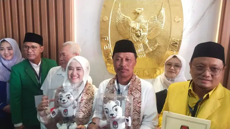 Pasangan Effendi Edo dan Siti Farida Daftar ke KPU Kota Cirebon
