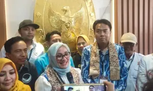 Daftar ke KPU, Eti Herawati-Suhendrik Janji Bawa Kota Cirebon Lebih Baik