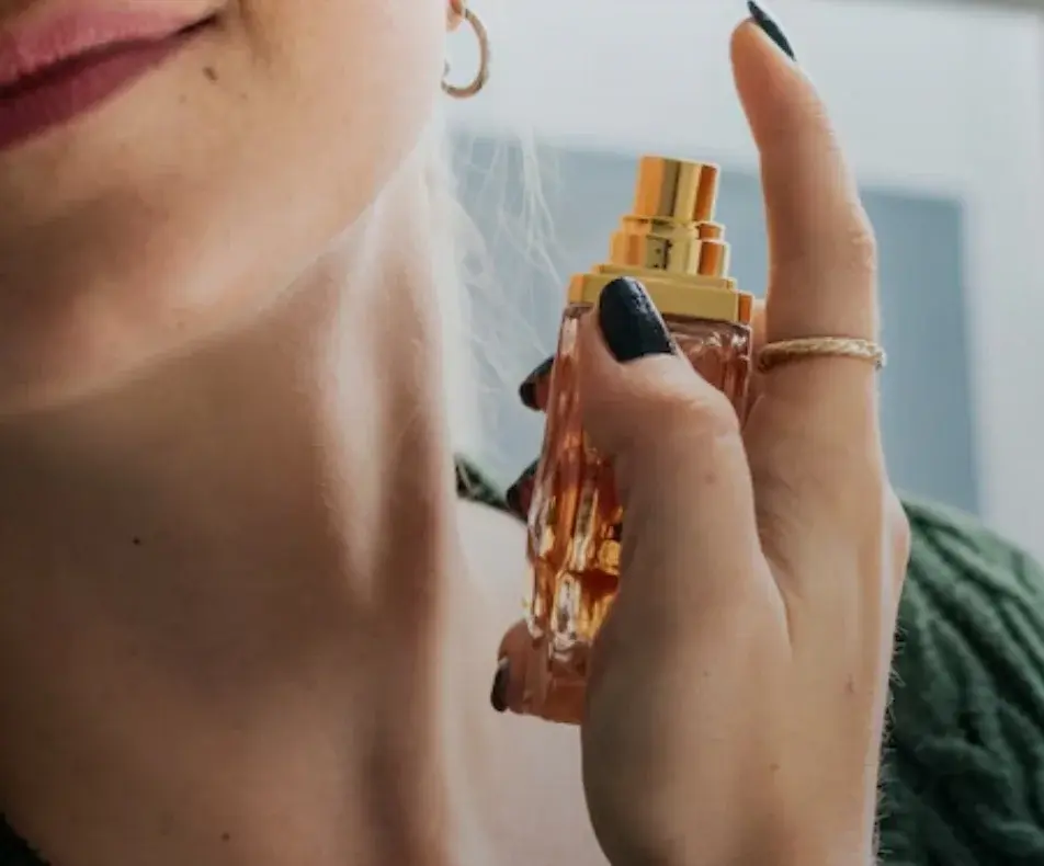 Bukan Diaplikasikan Berulang Kali, Ini Tips Memakai Parfum Agar Wangi Sepanjang Hari