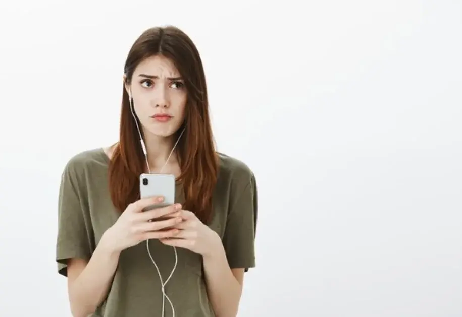 Bahaya Tersembunyi dari Penggunaan Earphone Setiap Hari