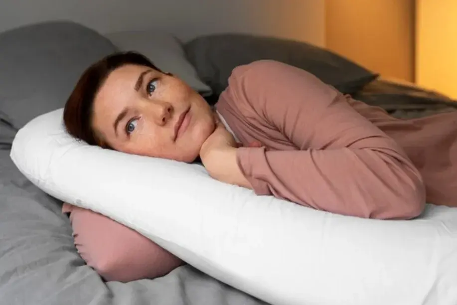 Manfaat Mengejutkan dari Tidur dengan Guling: Kenyamanan dan Kesehatan yang Tak Terduga