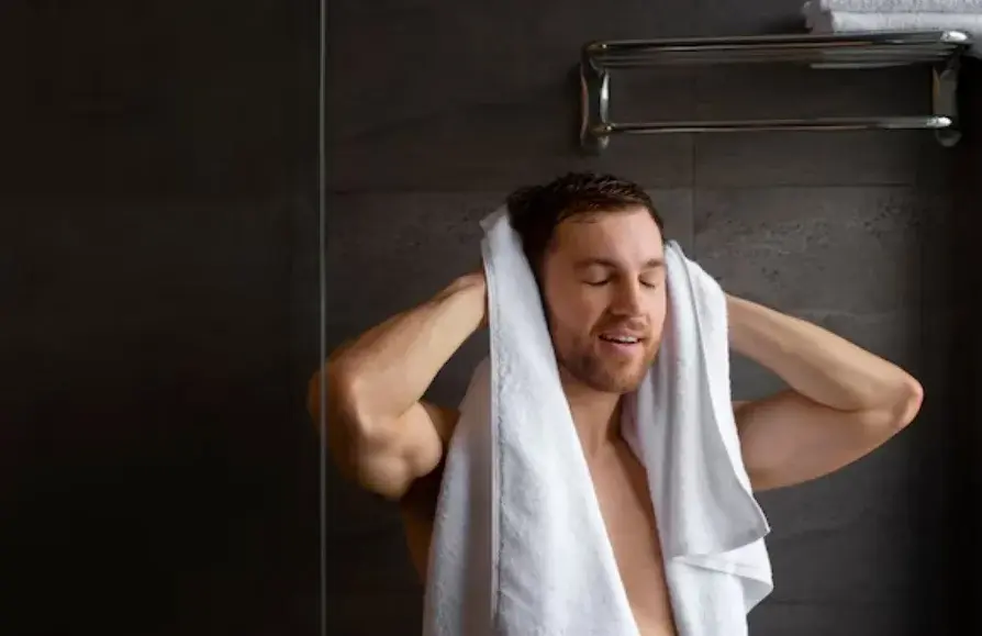 Waspadai Bahaya Mandi Malam Hari: 5 Risiko yang Perlu Kamu Tahu