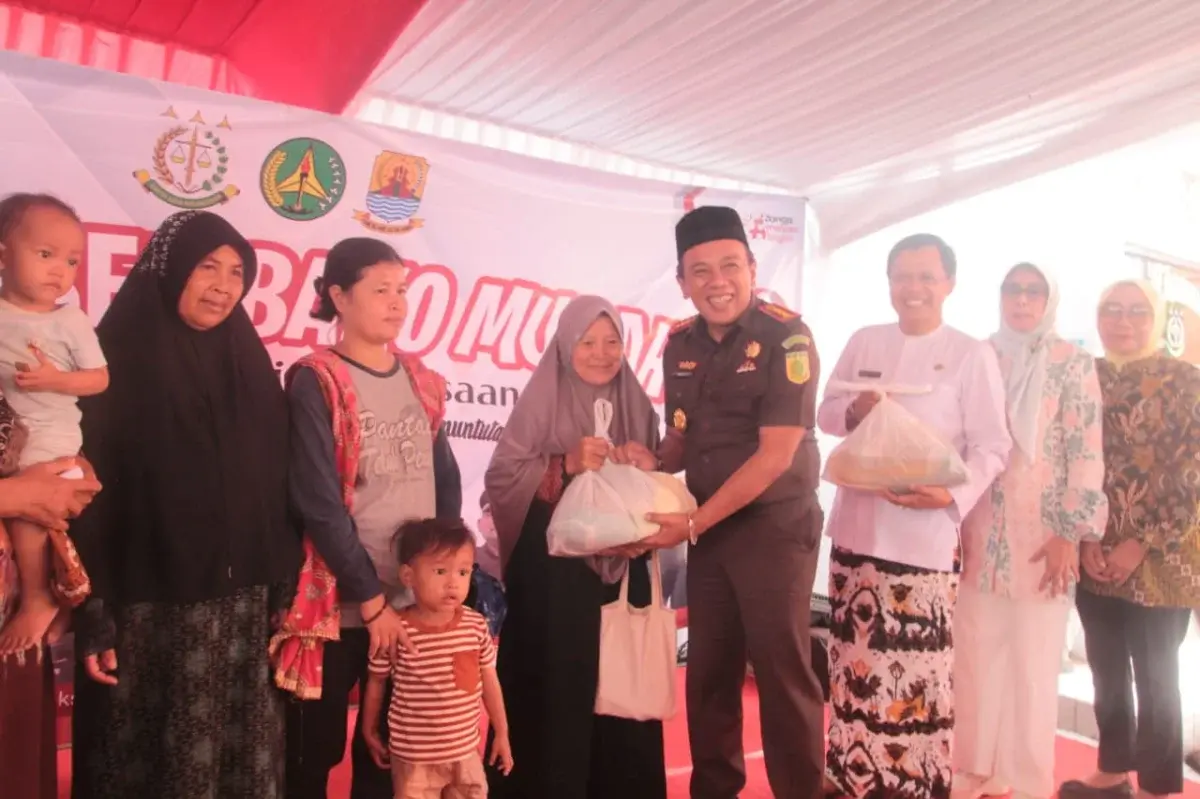 Sediakan 1.000 Paket Sembako Murah, Warga Serbu Kantor Kejari Kabupaten Cirebon
