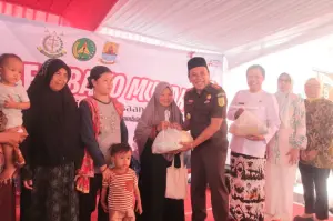 Sediakan 1.000 Paket Sembako Murah, Warga Serbu Kantor Kejari Kabupaten Cirebon