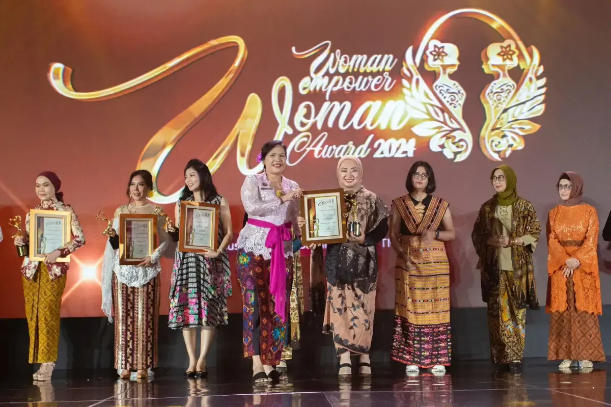 Direktur Komersial dan UMKM bank bjb Raih Woman Empower Woman Award 2024