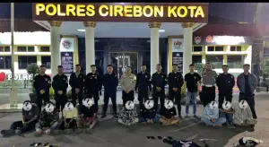 Anggota POLRES Cirebon Kota Amankan Beberapa Pemuda yang Terlibat Tawuran