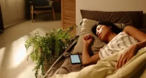 Bahaya Radiasi: Tidur Dekat Handphone Bisa Berisiko bagi Kesehatan