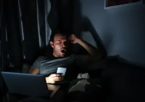 Begadang Bikin Orang Pelupa? Fakta dan Mitos di Balik Kesehatan Otak