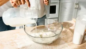 Mitos atau Fakta: Air Cucian Beras Bisa Bikin Kulit Glowing?