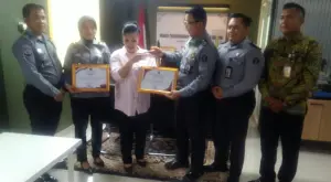 KPAID Kabupaten Cirebon Terima Dua Penghargaan dari Kemenkum HAM atas Dedikasi Perlindungan Anak