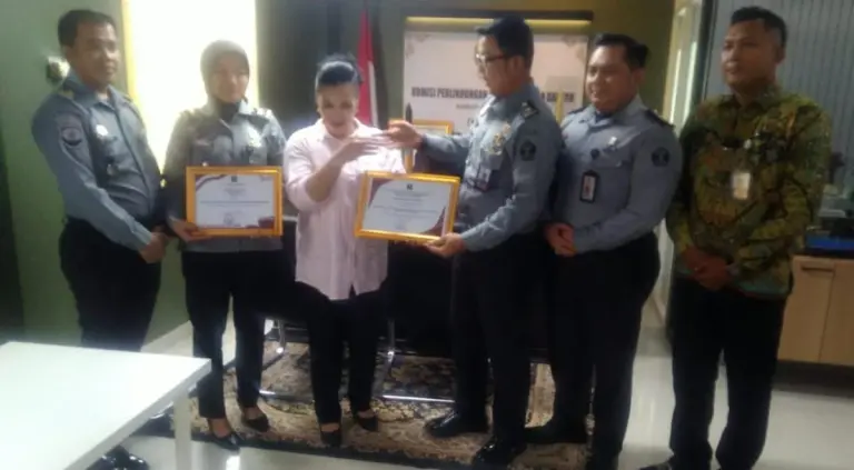 KPAID Kabupaten Cirebon Terima Dua Penghargaan dari Kemenkum HAM atas Dedikasi Perlindungan Anak