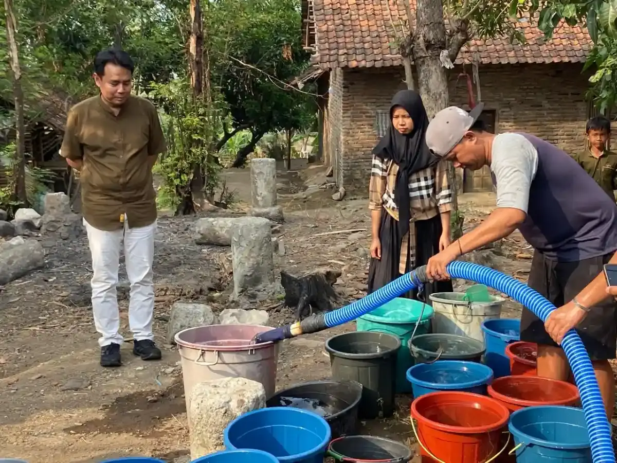 JAN ETHES Bergerak, Suhendrik Dampingi Pembagian Air Bersih di Kota Cirebon