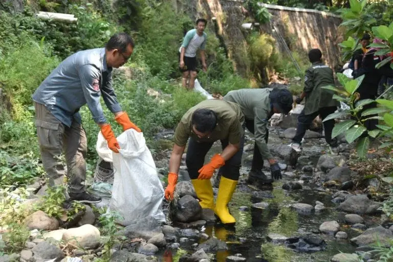 Pemkab Cirebon dan Komunitas Bergandeng Tangan dalam Aksi Bersih Sungai