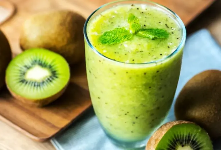 Segelas Jus Kiwi Setiap Hari: Rahasia Kesehatan Tubuh dan Kulit yang Jarang Diketahui