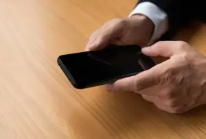 Selalu Aktifkan Mode Silent? Ini Tanda Kepribadian yang Mungkin Kamu Miliki