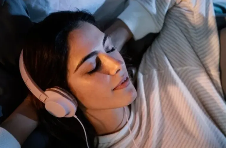 Bahaya Tersembunyi Tidur dengan Earphone: Kenyamanan yang Berisiko untuk Kesehatan