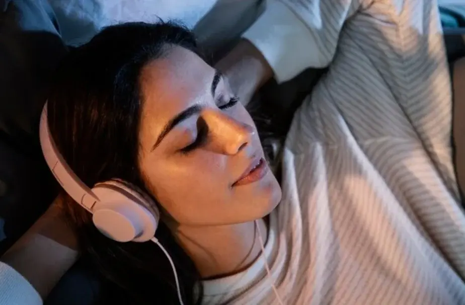 Bahaya Tersembunyi Tidur dengan Earphone: Kenyamanan yang Berisiko untuk Kesehatan