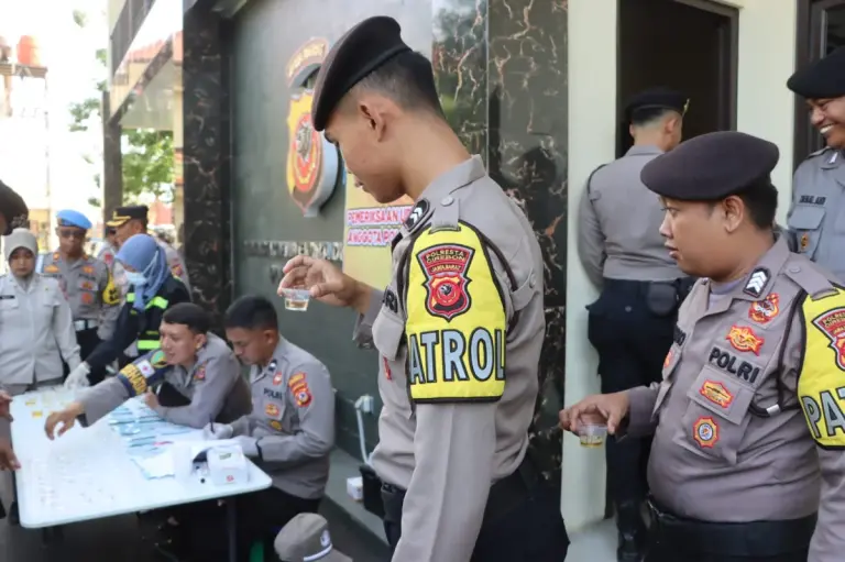 Pastikan Bebas Narkoba, Polresta Cirebon Tes Urine Personel Secara Mendadak