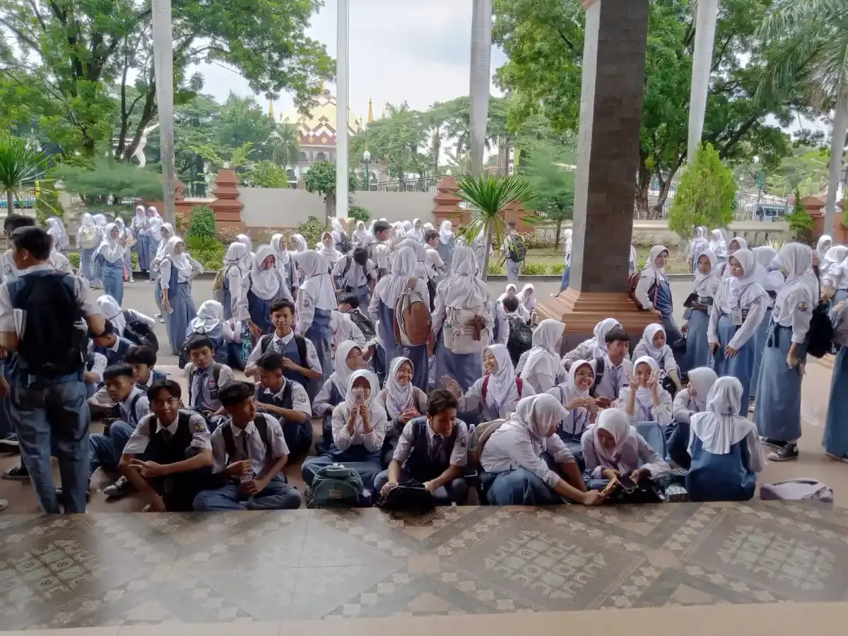 Pelajar SMAN 1 Palimanan Kunjungi DPRD, Sophi: Edukasi Pelajar Pahami Politik Sejak Dini