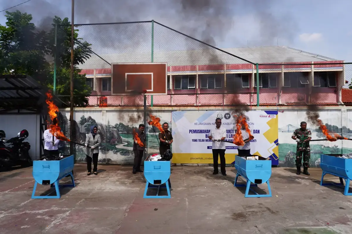 Kejari Kabupaten Cirebon Musnahkan Barang Bukti dari 140 Perkara Pidana  Periode Juli-Oktober 2024
