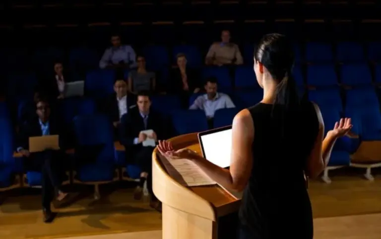 Rahasia Lancar Bicara di Depan Umum: 5 Latihan Public Speaking yang Bisa Kamu Coba