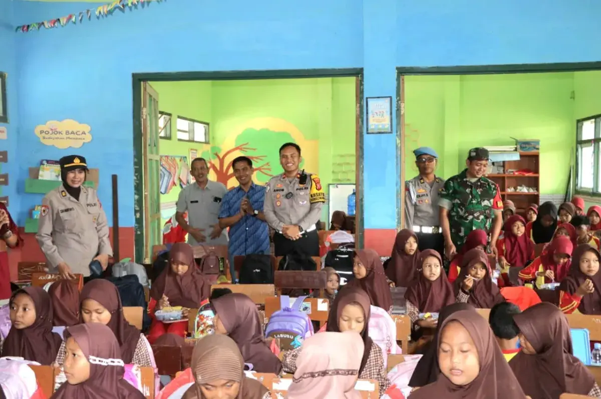 Dukung Generasi Emas, Polresta Cirebon Bagikan Makanan Bergizi Bagi Siswa di Dukupuntang