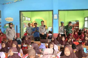 Dukung Generasi Emas, Polresta Cirebon Bagikan Makanan Bergizi Bagi Siswa di Dukupuntang
