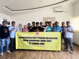 Penandatanganan SPJB Distributor dan Kios di Kabupaten Cirebon, Petani Terdaftar Bisa Tebus Pupuk Bersubsidi Mulai 1 Januari 2025