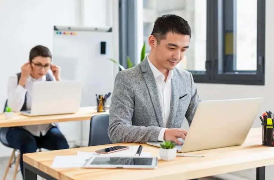 Bahaya Duduk Terlalu Lama: 5 Tips untuk Tetap Aktif di Tempat Kerja