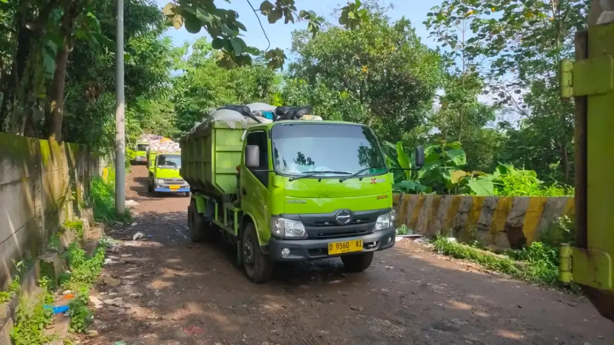 Antrean Panjang Truk Sampah di TPA Gunungsantri, Dampak Penutupan TPA Kubangdeleg