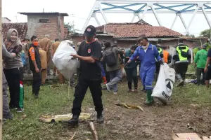 Tahap Rehabilitasi Pascabanjir, Pj Wali Kota Ajak Masyarakat Jaga Kebersihan Sungai