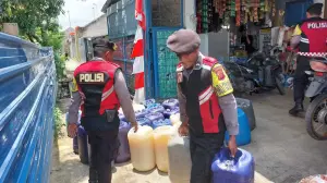 Jelang Ramadan, Polisi Sita 106 Botol Miras dan 43 Jeriken Tuak di Cirebon