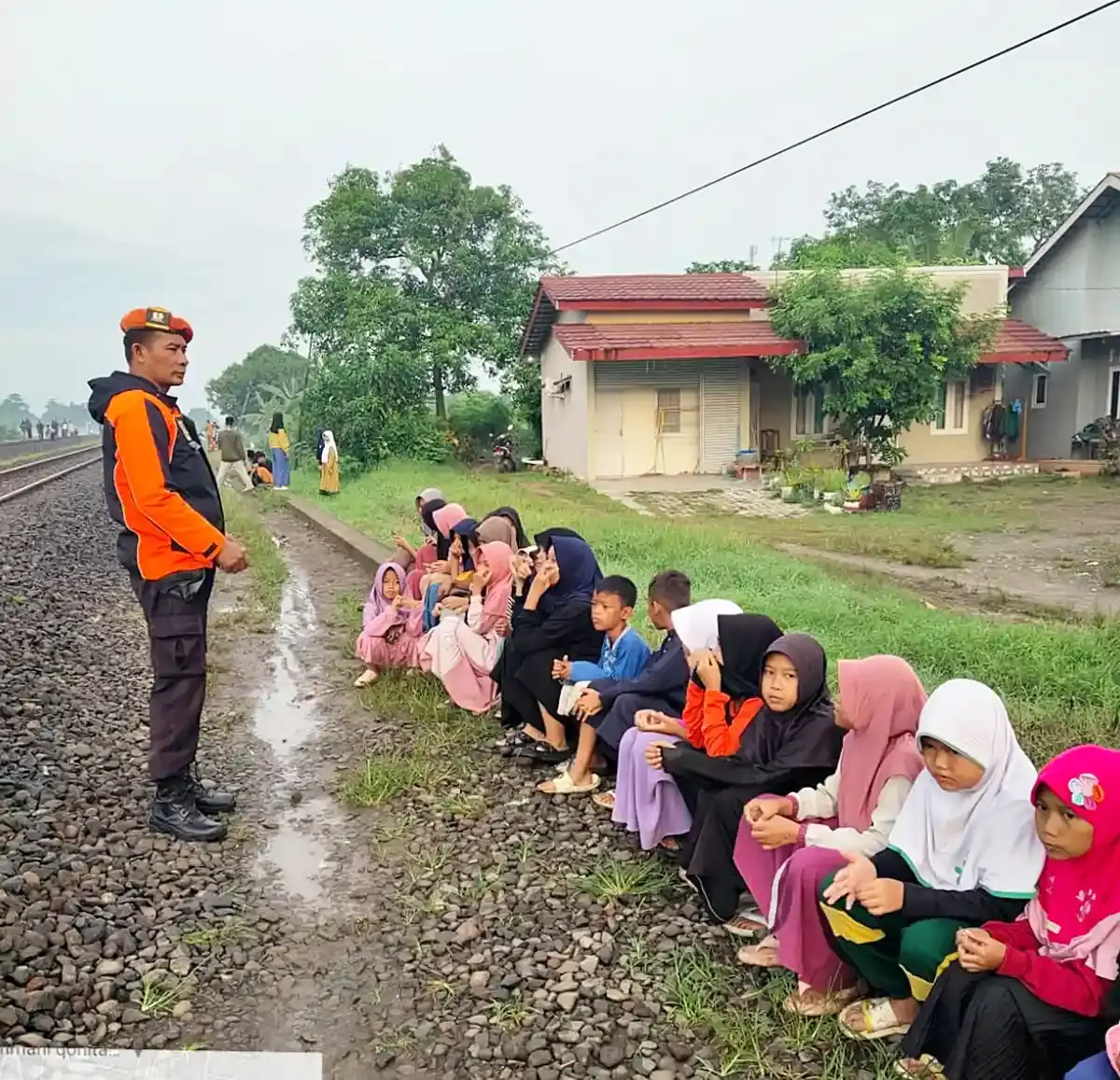 Ngabuburit di Jalur Rel Berbahaya, KAI Daop 3 Cirebon Ingatkan Warga