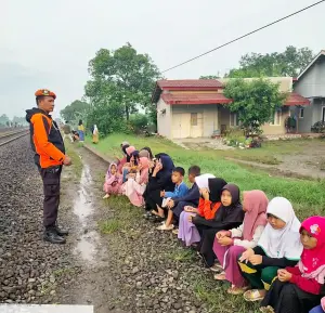 Ngabuburit di Jalur Rel Berbahaya, KAI Daop 3 Cirebon Ingatkan Warga