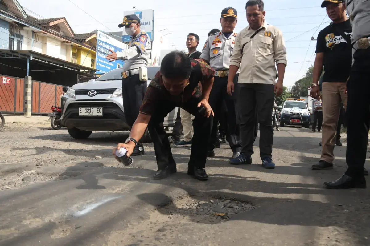 Wali Kota Cirebon Tinjau Jalan Rusak, Perbaikan Dimulai Mei 2025